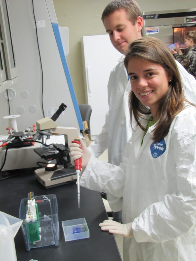 <em>Photo by Gustav Gropp</em>
Daniel K. Evans (left) and Valentina E. Baena (right) work on their project. They are both seniors majoring in Biology.