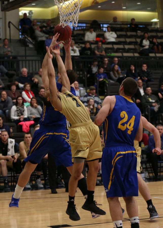 Mens basketball holds off comeback to earn third-straight win