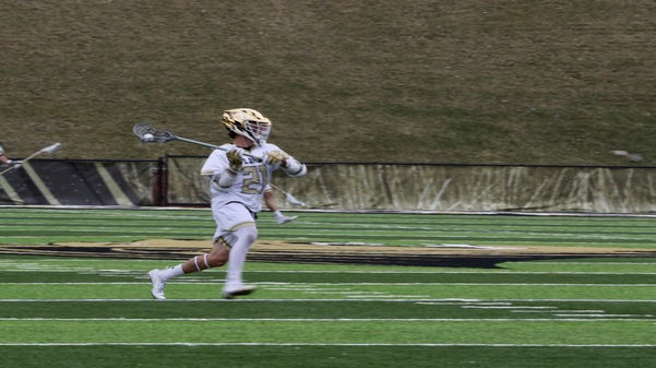 No. 21 Carter Collins cradles towards the opponents goal on Saturday afternoon at Hunter Stadium.  Photo by Merlina San Nicolás. 