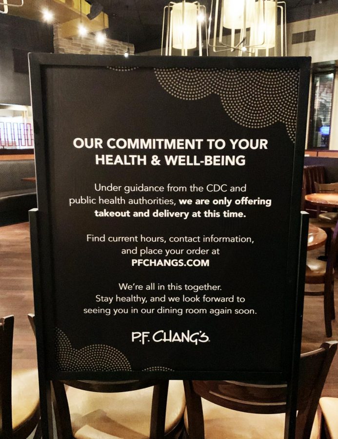 A+sign+at+P.F.+Chang%E2%80%99s+informing+guests+of+new+restrictions+to+dining+options+as+a+result+of+the+coronavirus+pandemic.