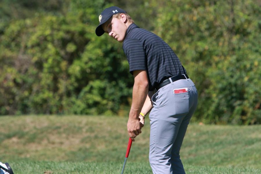 Sophomore+Liam+Bentein+prepares+for+a+putt+in+a+tournament+with+Lindenwood.