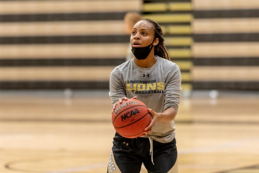 Senior guard Hennessey Handy prepares to attempt a free throw during a womens basketball practice on Friday, Nov. 13, 2020.