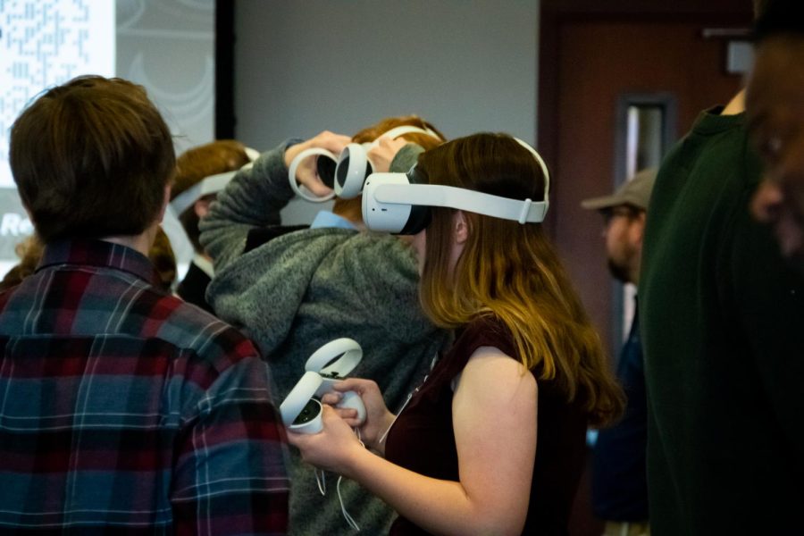 Lindenwood students explore virtual reality during the GSI Day on Nov.17. The GSI Day gave students an opportunity to engage in hands on learning.