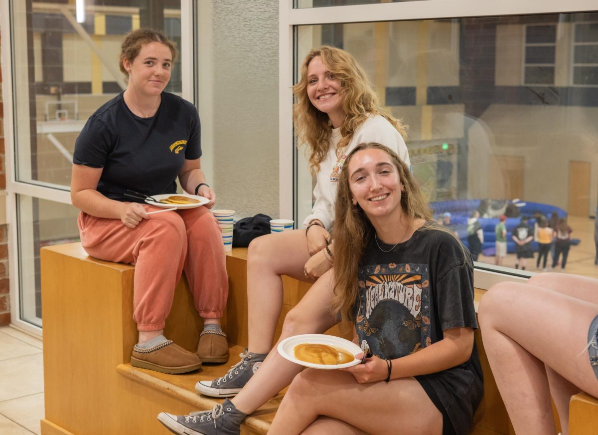 Students sit outside of Evans Commons Dining hall to eat. All the seats in the dining hall were taken from the amount of student participants at the event.