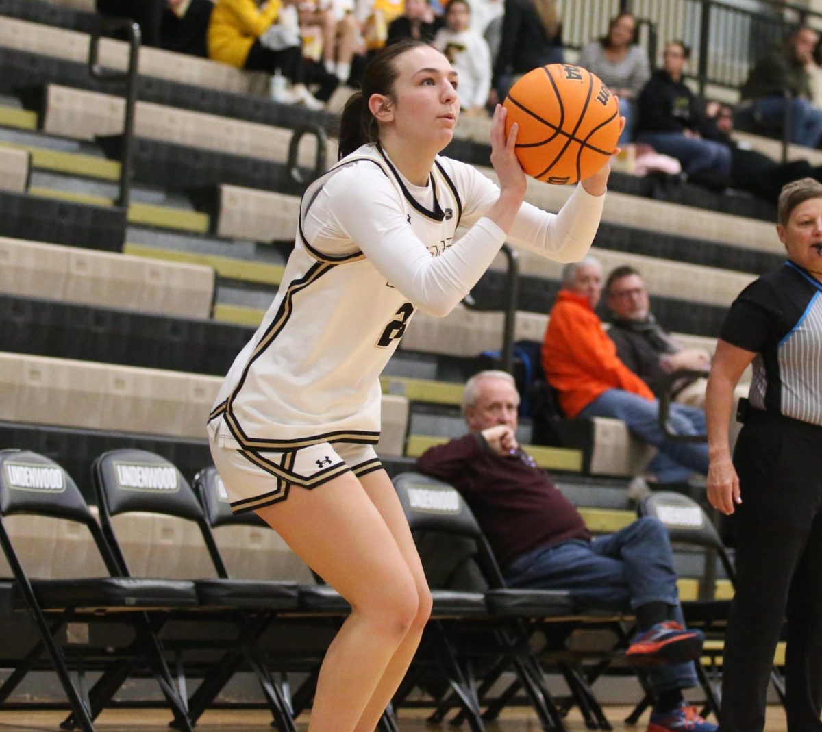Mya Skoff sets up to shoot a three.